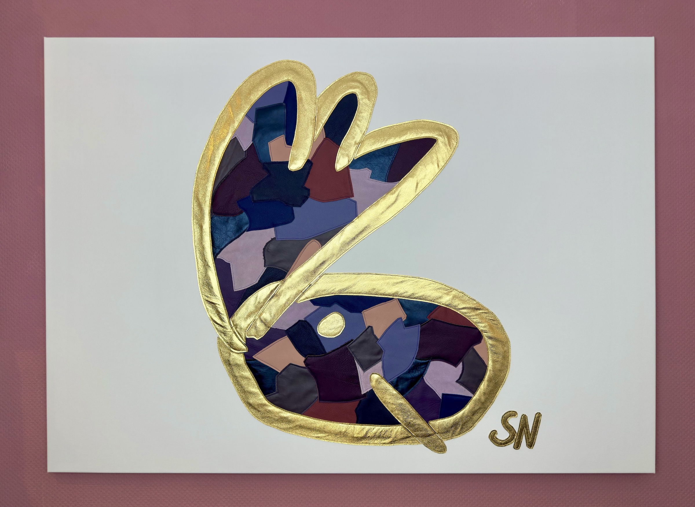 Elch auf Leinwand im Patchwork Design. Füllung in violett, blau und rosa. Umrandung in goldenem Lackleder.