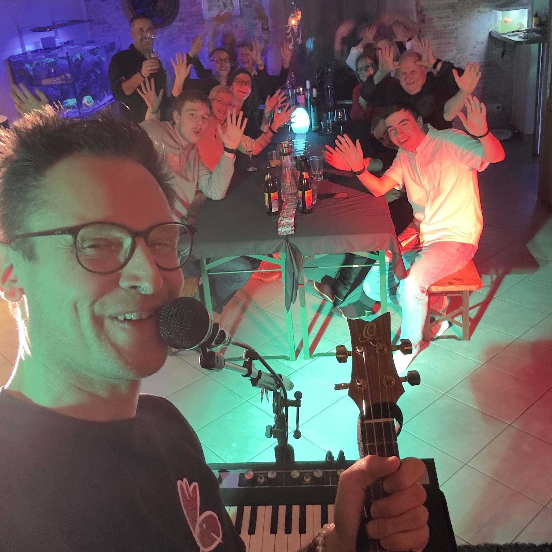 Ich war gebucht für ein Wohnzimmerkonzert als Geburtstagsgeschenk. Happy Birthday zum 18. Geburtstag lieber Fabian!